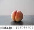 シックなテーブルの上に置かれた1つの桃 123966404