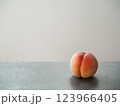 シックなテーブルの上に置かれた1つの桃 123966405