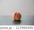 シックなテーブルの上に置かれた1つの桃 123966406