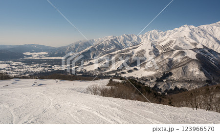 スキー場と北アルプスの山並み 長野県白馬村 スキー場と北アルプスの山並み 長野県白馬村 123966570