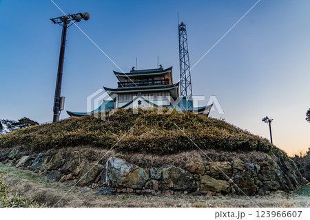 北側から見た小牧山城と石垣 北側から見た小牧山城と石垣 123966607