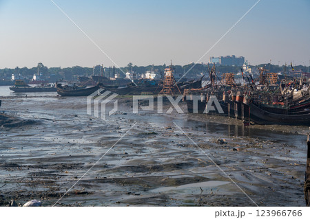 バングラデシュ・チッタゴンの古い漁船 123966766