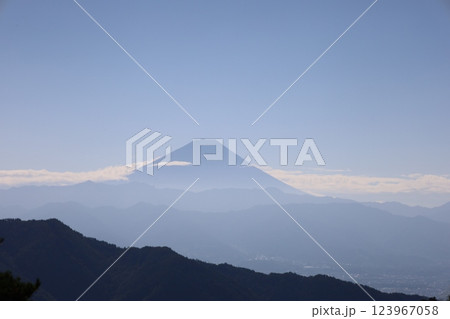 昇仙峡から見える壮大な富士山 123967058