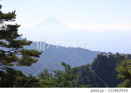 昇仙峡から微かに見える富士山 123967059