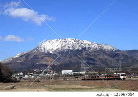 冠雪の伊吹山と東海道線313系電車 123967084