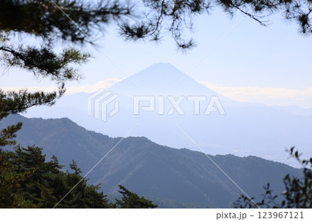 昇仙峡から微かに見える富士山 123967121