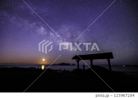 《徳島県 南阿波サンライン第四展望台》 南阿波サンライン第四展望台から見る天の川と星空と月出と朝焼け 123967284