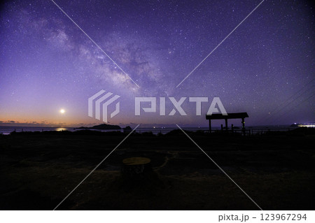 《徳島県 南阿波サンライン第四展望台》 南阿波サンライン第四展望台から見る天の川と星空と月出と朝焼け 123967294