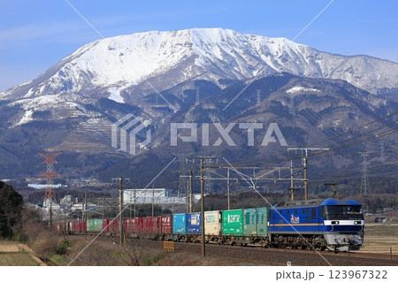 冠雪の伊吹山と東海道線を走るEF210貨物列車 123967322
