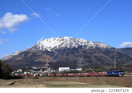冠雪の伊吹山と東海道線を走るEF210貨物列車 123967324