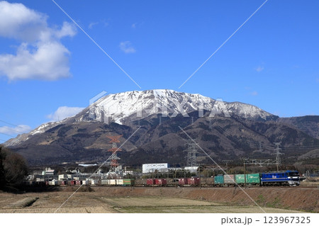 冠雪の伊吹山と東海道線を走るEF210貨物列車 123967325