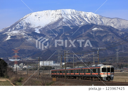 冠雪の伊吹山と東海道線313系電車 123967425