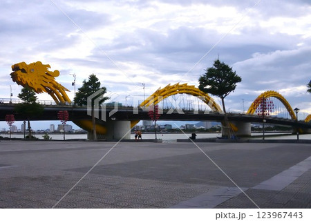 昼間のドラゴンブリッジ 昼間のドラゴンブリッジ 123967443