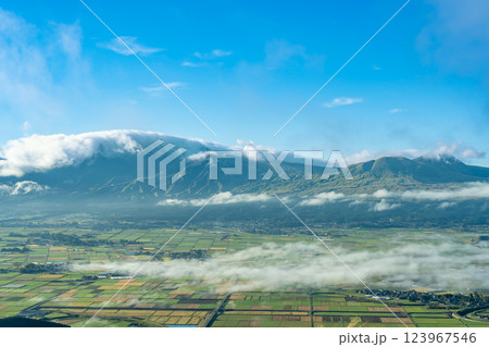 熊本県阿蘇市　秋の大観峰から眺める阿蘇のカルデラと雲海 123967546