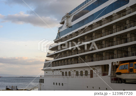 神戸港に寄港した豪華客船 神戸港に寄港した豪華客船 123967720