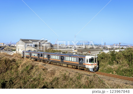 武豊線を走るJR東海313系普通列車 武豊線を走るJR東海313系普通列車 123967848