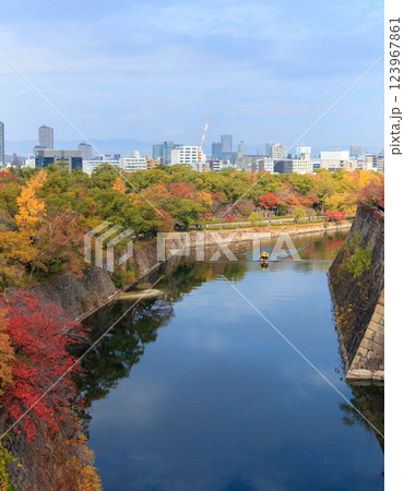 大阪城の堀 123967861