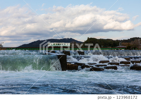 静岡県周智郡森町森　天竜浜名湖鉄道と沿線の風景 123968172
