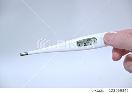 平熱の体温計 123969345