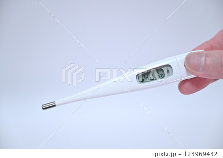 高熱の体温計　 123969432