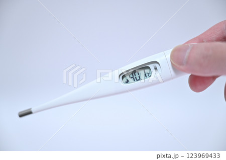 高熱の体温計　 123969433