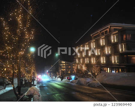 雪降るニセコ イルミネーションのひらふ坂とホテル・山翠ニセコ 雪降るニセコ イルミネーションのひらふ坂とホテル・山翠ニセコ 123969440