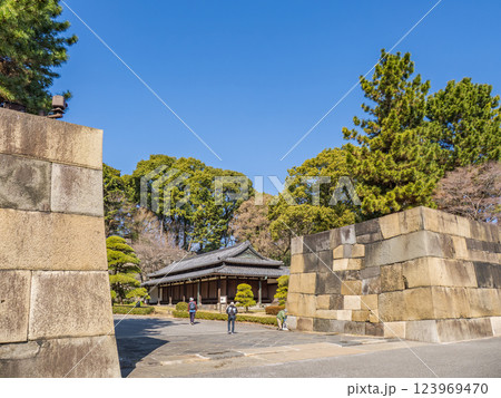皇居東御苑　中之門跡の石垣と大番所 123969470
