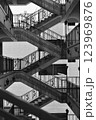 モノクロでレトロな階段 123969876