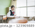 教室の中で座っている笑顔の女子中学生 123969889