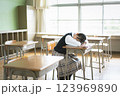 教室の机で寝ている日本人の女子中学生 123969890