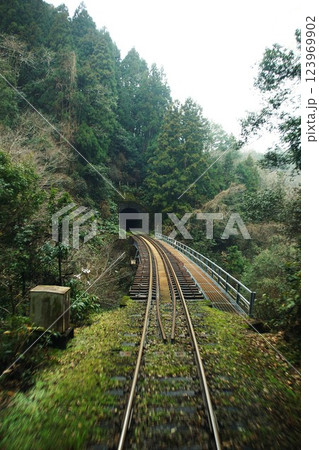 木次線からの車窓風景(日登駅ー下久野駅間)トンネルと鉄橋 木次線からの車窓風景(日登駅ー下久野駅間)トンネルと鉄橋 123969902