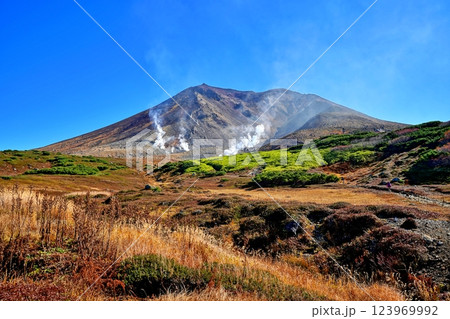 秋の北海道 大雪山連峰の主峰　旭岳 123969992