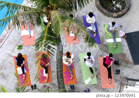 プールサイドヨガ 123970091