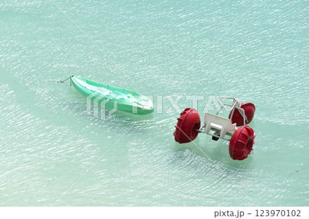 海に浮かぶ遊具 123970102