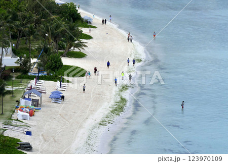 昼下がりのビーチ 昼下がりのビーチ 123970109