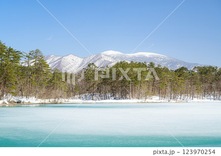 早春の湖と残雪を纏う雪山　五色沼　弁天沼 123970254