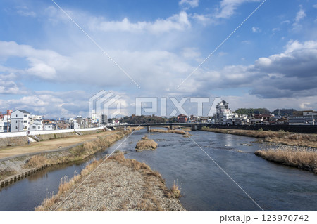 吉井川と津山市街の風景 123970742