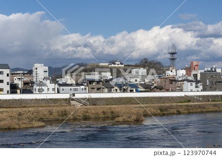 吉井川と津山市街の風景 123970744