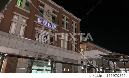 夜の東松山駅の外観 夜の東松山駅の外観 123970863