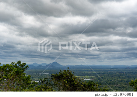 曇り空の下に広がるスリランカの山岳風景 曇り空の下に広がるスリランカの山岳風景 123970991