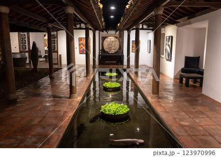 現代アートと伝統建築が融合するインテリア 123970996