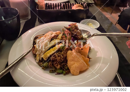 お洒落なナシゴレンを食べる 123971002