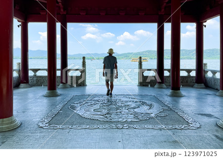 西湖と大きな彫刻床の休憩所 西湖と大きな彫刻床の休憩所 123971025