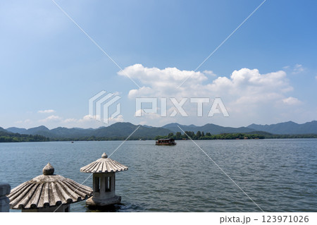 西湖の美しい風景と伝統的な灯籠 西湖の美しい風景と伝統的な灯籠 123971026