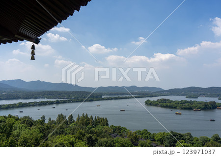 五重塔からのぞむ、杭州西湖の美しい風景と青空 123971037