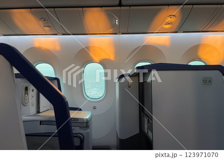 ビジネスクラスの快適な座席と窓からの光 123971070