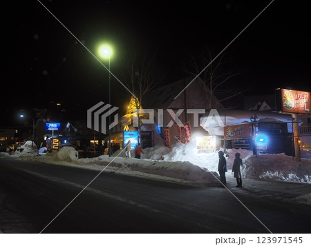 雪降る北海道道343号の外国情緒溢れるひらふ十字街 123971545