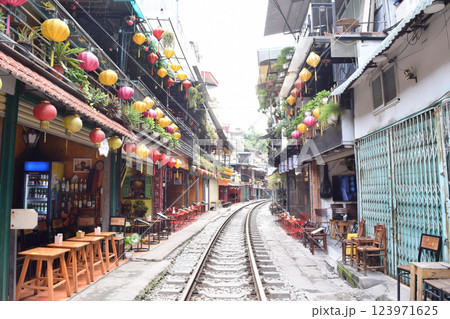 ベトナム・ハノイのトレインストリート 123971625