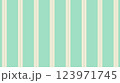 緑のストライプ背景素材 123971745