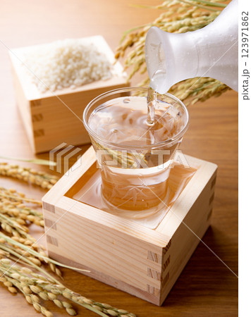 升　注がれるお酒 123971862